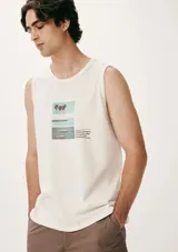 Musculosa blanca con estampa de palmeras, playa y texto.