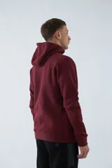 Campera gris de felpa con cierre frontal, capucha con cordones ajustables y bolsillos tipo canguro.