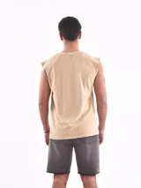 Musculosa gris con estampado de la palabra 'Broken' en color naranja.