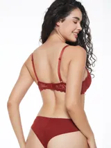 Conjunto de ropa interior color borgoña de encaje, compuesto por un soutien con aro y una bombacha tipo colaless.