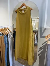 Vestido largo celeste de lino, corte recto y cuello buche.