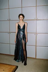 Vestido largo plisado en tonos metálicos, con escote en V y tirantes ajustables.