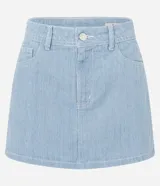 Short pollera de algodón con estampado de rayas verticales finas en tonos celeste y blanco. Presenta tiro alto, cierre frontal con botón y trabillas en la cintura, con diseño de cinco bolsillos estilo jean.