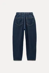 Pantalón de jean azul oscuro, corte carrot, tiro medio, largo cropped, con cintura elástica en la parte trasera, bolsillos delanteros y traseros, cierre con cremallera y botón.