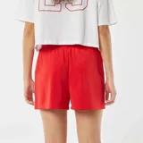 Short deportivo rojo con cintura elástica ajustable con cordón.