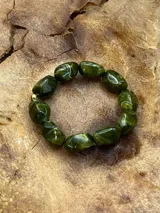 Set de pulseras elásticas con cuentas de piedra en tonos amarillo, naranja, rojo, verde y marrón.