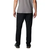 Pantalón chino color marrón claro, de corte recto, con bolsillos laterales y traseros. Confeccionado con tecnología Omni-Shield que repele la humedad y resiste las manchas. Incluye detalles de fuelle para mayor comodidad y libertad de movimiento.