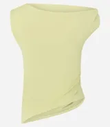 Blusa sin mangas color amarillo claro, confeccionada en microfibra, con escote asimétrico de un solo hombro, detalle torcido en el hombro y fruncidos en el cuerpo. Presenta un bajo asimétrico.