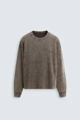 Sweater marrón de cuello redondo y manga larga, tejido con hilatura de textura bouclé y efecto lavado.