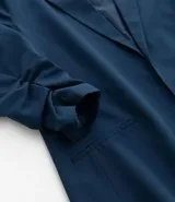 Blazer marrón de crepé de viscosa, corte alargado, sin cierre y mangas fruncidas.