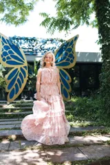 Vestido largo con estampado floral en tonos rosados, con volantes en capas y ajuste en la cintura.