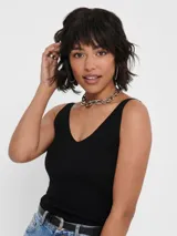 Top negro de punto con cuello en V, sin mangas y breteles anchos.