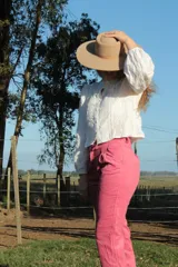 Pantalón de pana rosa viejo, de corte recto y tiro alto.