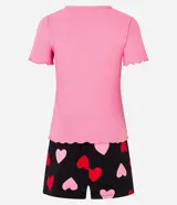 Conjunto de pijama corto con blusa de rib rosa de manga corta y short negro con estampado de corazones rosas y rojos, con cintura elástica y lazo.