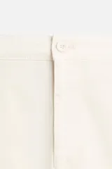 Pantalón chino azul marino, corte skinny fit, confeccionado en tejido de algodón con elasticidad. Cuenta con bolsillos frontales y traseros de vivo. Cierre frontal con cremallera y botón.