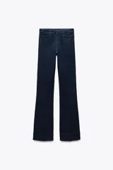Pantalón de jean azul oscuro, de corte bootcut, tiro medio y cinco bolsillos.