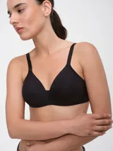 Soutien negro con breteles regulables.