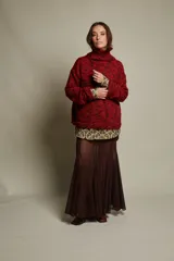 Sweater de lana tejido a mano en Uruguay, de calce holgado, con cuello polera y puños.