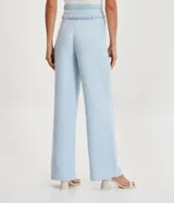 Pantalón de vestir celeste con textura tweed, de corte recto y cintura alta.