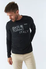 Remera negra de manga larga con estampado frontal con la inscripción "BKR TORINO ITALY" en gris.