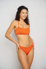 Conjunto de bikini blanco con corpiño de breteles finos y bombacha con lazos laterales.