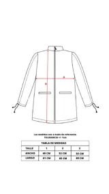 Vestido corto color borgoña, con capucha, cierre frontal y mangas largas fruncidas.