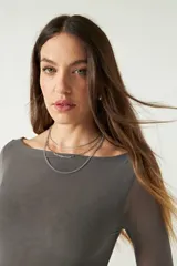 Top negro de manga larga con transparencia y tejido elastizado.