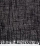 Chalina lisa de viscosa color negro, con flecos en los bordes.