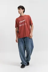 Remera blanca de algodón con estampado de letras en el frente.