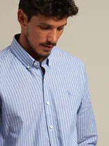 Camisa de corte slim fit con estampado a cuadros en colores azul y blanco.