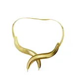Collar corto rígido hecho artesanalmente en Grecia, en bronce enchapado en oro con acabado mate.