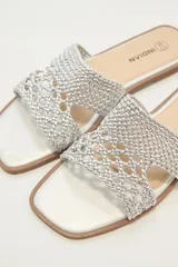 Sandalias bajas color blanco con tiras anchas de tejido trenzado.