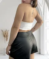 Top blanco con escote halter y espalda descubierta.