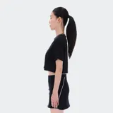 Remera corta Reebok negra con cuello redondo y logo estampado en el pecho.