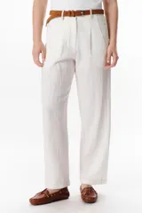 Pantalón de lino color blanco, tiro alto, corte recto y holgado, con pinzas delanteras y pespuntes a contratono.
