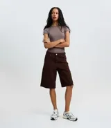 Body femenino de manga corta, color rojo vibrante, con cuello redondo y ajuste ceñido al cuerpo.