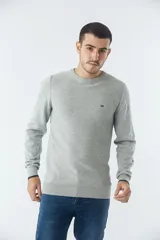Sweater negro de algodón con cuello redondo y logo bordado en el pecho.