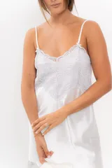 Camisón corto negro de satén con breteles finos y escote en V con puntilla blanca.