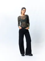 Top de manga larga con estampado en tonos verdes y negros, con sutil transparencia y cuello redondo.