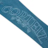Pantalón de jean celeste con corte recto y estampado con el logo de la marca en color blanco en la pierna izquierda.