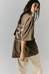 Remerón manga corta color marrón con estampa en serigrafía en frente y espalda con la leyenda "Athleisure R11 blend of sport and style".