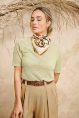 Remera celeste de hilo fino con cuello redondo y mangas cortas.