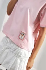 Remera azul marino de algodón con cuello redondo blanco y mangas cortas con bordado blanco.