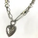 Collar plateado de acero quirúrgico con cadena de eslabones gruesos y dije de corazón sagrado con detalles de espinas.