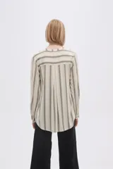 Blusa de viscosa a rayas verticales color beige y gris, con cuello mao y cierre parcial con botones.