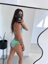 Conjunto de bikini con estampado abstracto en tonos verde y blanco. El corpiño es triangular con tirantes finos y la bombacha es semivedetina con lycra de excelente calidad.