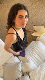 Vestido corto de lentejuelas color verde oliva, con escote en V, breteles finos cruzados en la espalda, cut-outs laterales y volado en el ruedo.