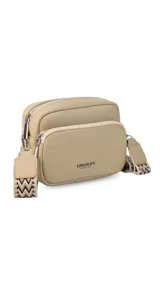 Bandolera pequeña de símil cuero color camel, con dos compartimentos principales con cierre. Incluye una correa ancha de tela estampada con motivos geométricos en tonos tierra y blanco.
