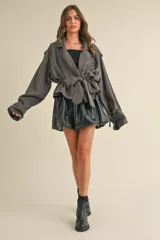 Tapado cropped color gris oscuro con cinturón y mangas largas.