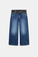 Jeans de tiro alto con corte wide leg y largo cropped. Presenta diseño de cinco bolsillos, cierre frontal con cremallera y botón, e incluye un cinturón de gamuza en tono verde oliva con hebilla dorada.